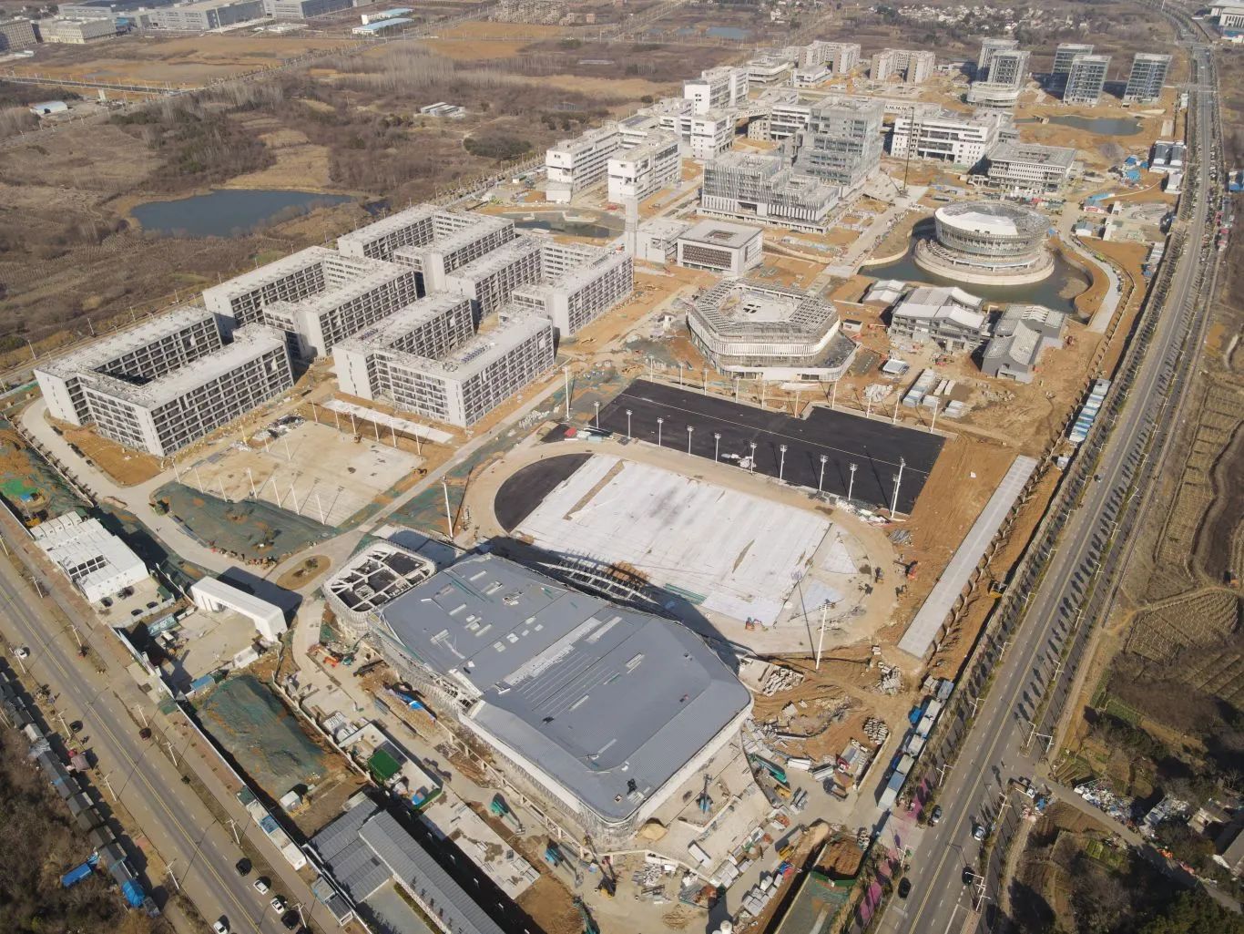 為確保春節(jié)后復工復產工作安全有序進行，裝飾公司合肥理工學院項目開展復工復產會及安全教育培訓。同時對生活區(qū)、施工現場材料、庫房等位置進行重點檢查。截至目前，項目圓滿完成了主體結構封頂、砌體及二次結構完成等施工節(jié)點?，F已全面進入幕墻及精裝飾施工階段，目前內裝飾完成70%，幕墻完成80%。.jpg