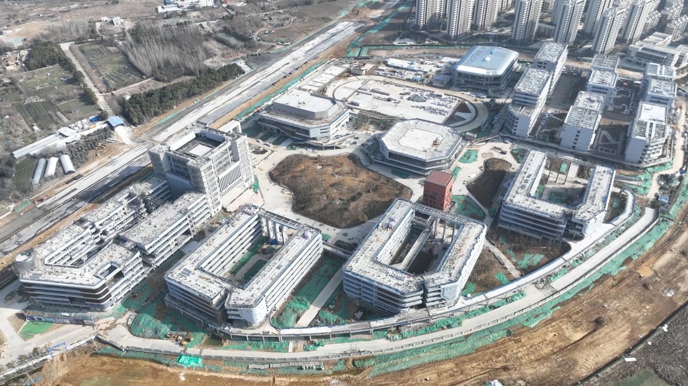 為確保合肥一中淝河校區(qū)項目2024年竣工交付節(jié)點如期完成，迅速掀起春節(jié)后復工即大干勞動熱潮，形成一股緊張快干、提速爭先的濃厚氛圍，2月16日，合肥一中淝河校區(qū)項目召開節(jié)后復工動員大會。會上，各部門負責人報告了2023年度收尾工作情況及今年的工作任務，以月、周為時間軸線，明確各目標節(jié)點，并以圖表的形式對各勞務班組負責人進行全面交底，落實工作目標責任制，做到責任到人，切實做到工作目標化，目標階段化，階段具體化，具體責任化。 (2)_副本.jpg