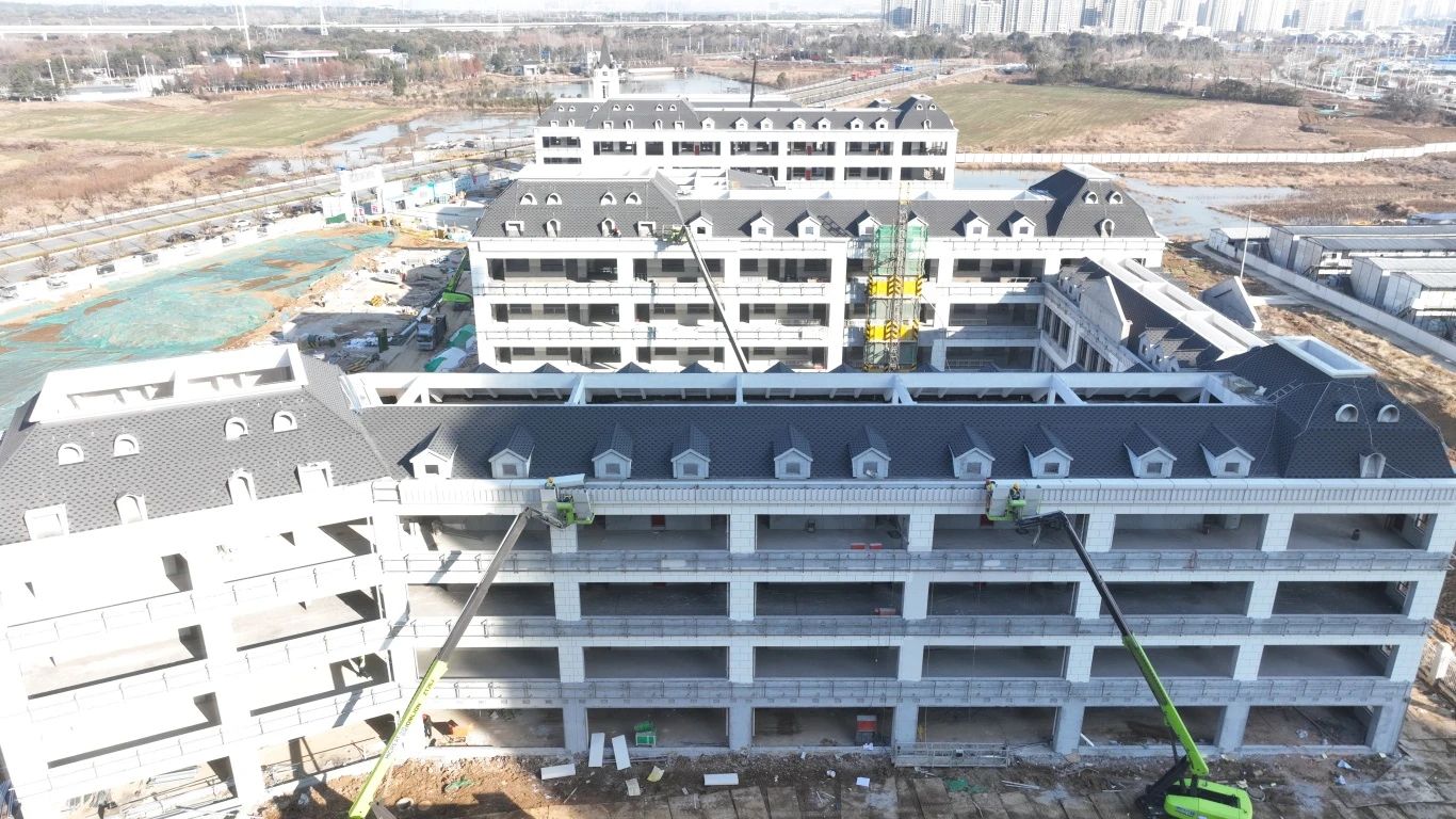 跑好龍年“第一棒”正當其時。五分公司各項目管理人員積極響應項目建設要求，大年初四全員到崗，召開全體班組復工復產會議，制定了分部分項工程的復工時間節(jié)點，為全面復工復產奠定堅實基礎。分公司領導現場檢查指導工作，要求項目部全方位安排，提前謀劃。在復工復產的同時要做到全員三級安全教育，杜絕一切盲目不安全的復工復產。努力營造大干快上局面，工人們在現場干的熱火朝天，管理人員也時刻為工人安全生產保駕護航。.JPG