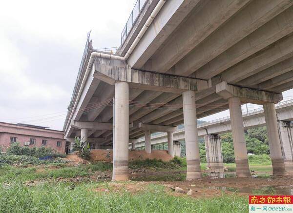 “斷頭車道”已增設水泥護欄:護欄