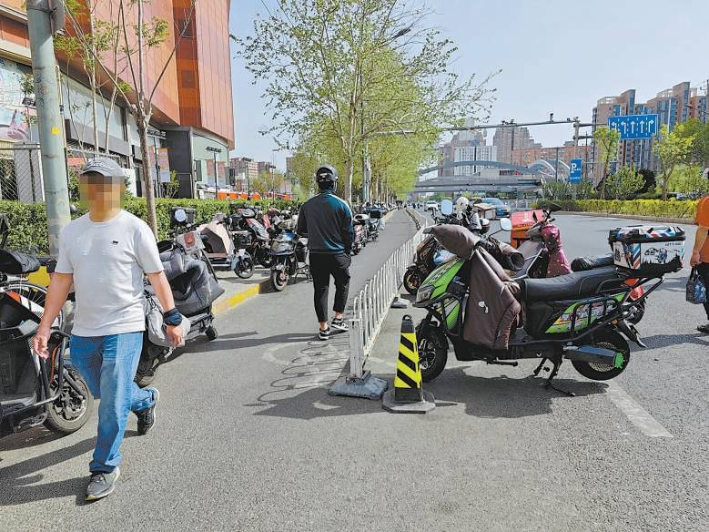 有些交通護欄成<strong></p>
<p>護欄</strong>了“添亂欄”:護欄
