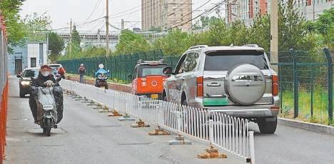 有些交通護欄成<strong></p>
<p>護欄</strong>了“添亂欄”:護欄