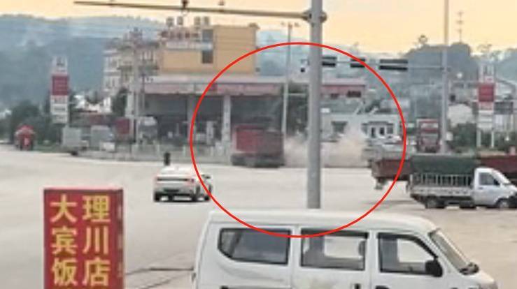 驚險(xiǎn)！一大貨車發(fā)生溜車事故撞上人行道護(hù)欄<strong></p>
<p>護(hù)欄</strong>，司機(jī)狂奔追車……:護(hù)欄